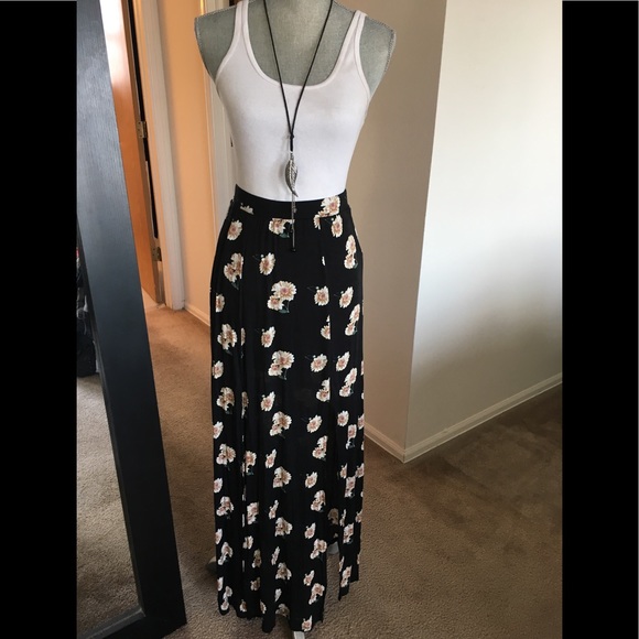 Forever 21 Dresses & Skirts - High Waisted Daisy Maxi Skirt 🌸